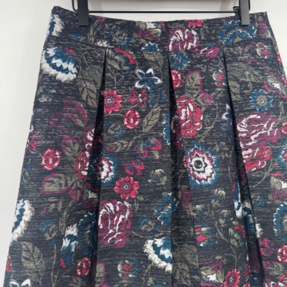 Loft Ann Taylor Skirt Women 8 Gray Metallic Floral Pleated Fairy Office Short - Picture 3 of 10